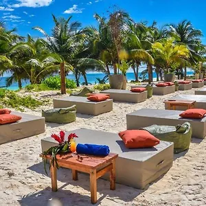 Mia Beachfront - Ocean View And Club **** טולום